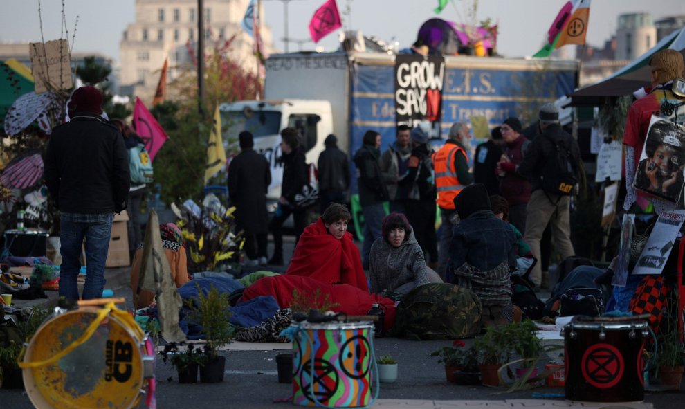 19/04/2019 - Activistas del cambio climático durante una protesta de Extinction Rebellion en el puente de Waterloo en Londres | REUTERS/ Hannah McKay