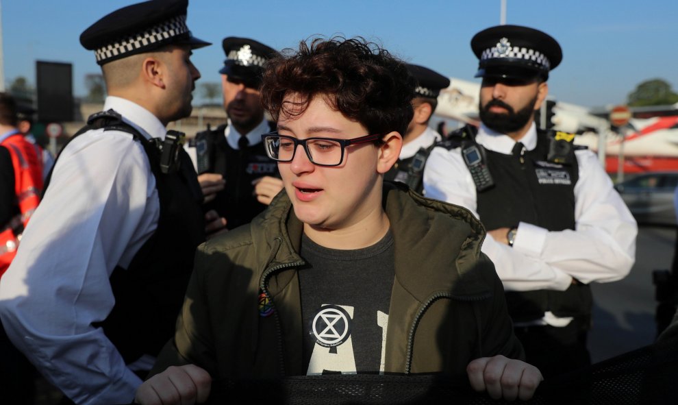 19/04/2019 - Activista reacciona durante una protesta de Extinction Rebellion frente al aeropuerto de Heathrow en Londres | REUTERS / Simon Dawson