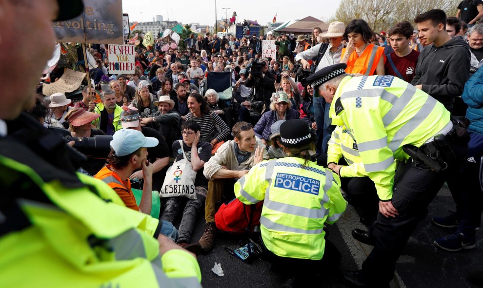 18/04/2019 - Agentes de la policía conversan con activistas del cambio climático en el puente de Waterloo durante la protesta de la Extinction Rebellion en Londres | REUTERS/ Peter Nicholls