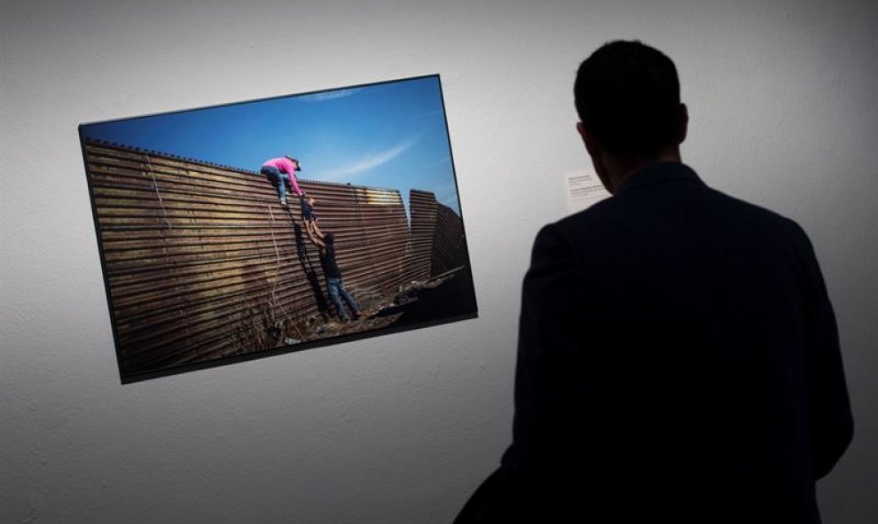 Un visitante observa una foto que forma parte de la exposición Las historias que importan. EFE