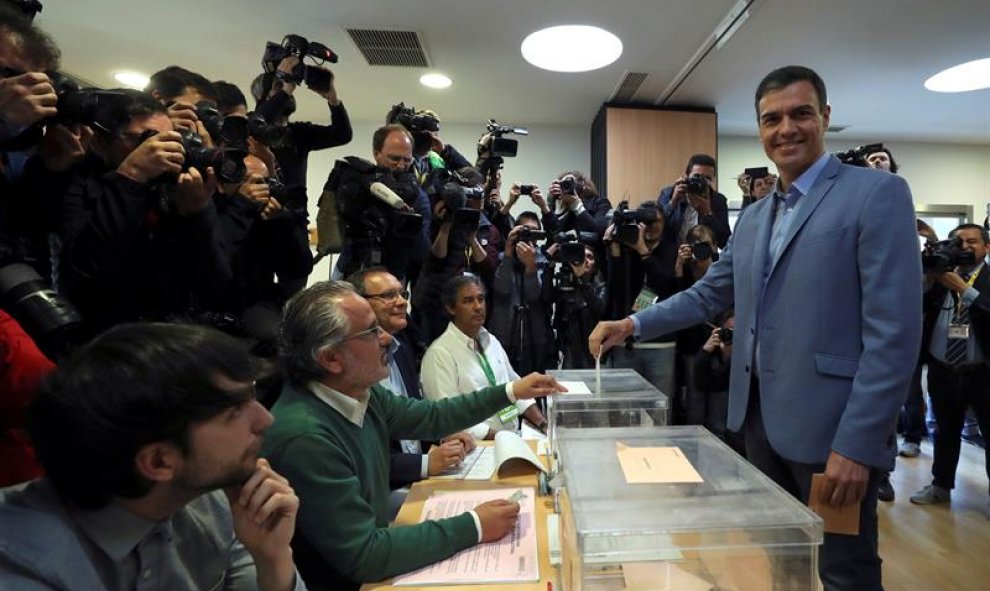 El presidente del gobierno Pedro Sánchez se dispone a votar en un colegio de la localidad madrileña de Pozuelo de Alarcón. Los colegios electorales han abierto sus puertas a las 09:00 horas para recoger el voto de los casi 36,9 millones de electores que d