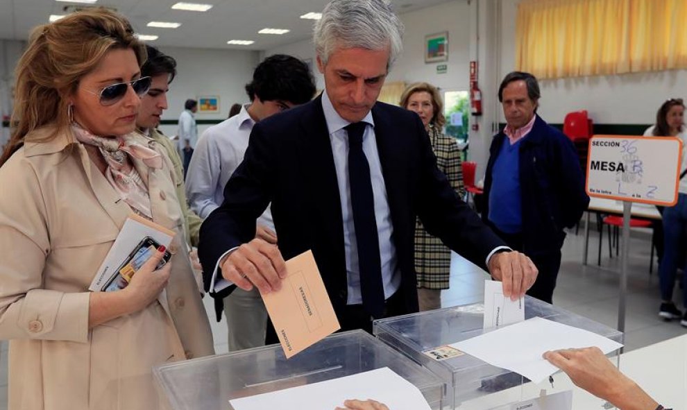 El número dos del PP al Congreso de los Diputados por Madrid, Adolfo Suárez Illana, deposita su voto.EFE/Fernando Alvarado