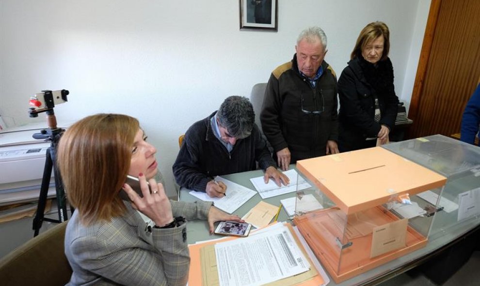 Cuarenta segundos son los que han tardado en votar este domingo los seis vecinos del municipio riojano de Villarroya, que se han organizado para tardar el menor tiempo posible en introducir las papeletas en las urnas. EFE/Abel Alonso