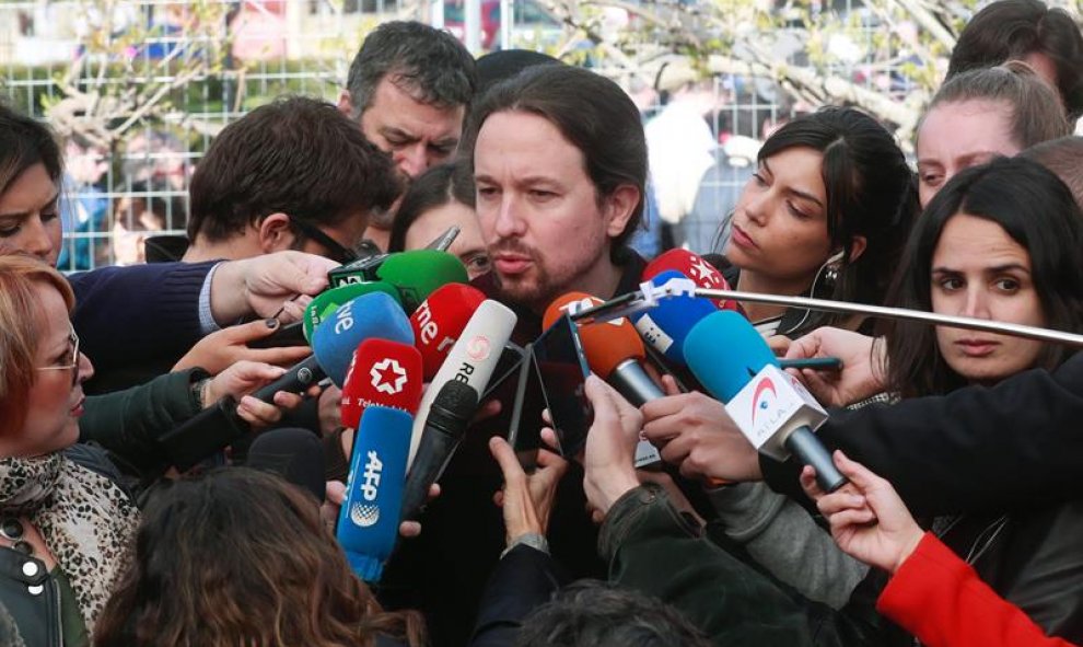 El líder de Podemos, Pablo Iglesias, contesta a las preguntas de los periodistas tras votar en las en el colegio Público de La Navata. / EFE