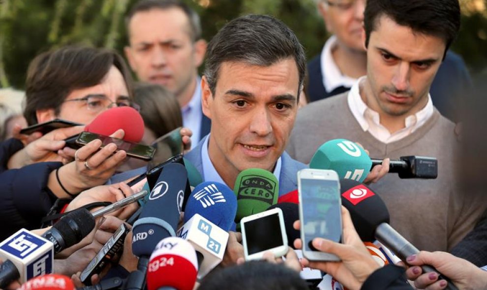 El presidente del gobierno Pedro Sánchez realiza declaraciones tras depositar su voto voto en un colegio de la localidad madrileña de Pozuelo de Alarcón. / EFE