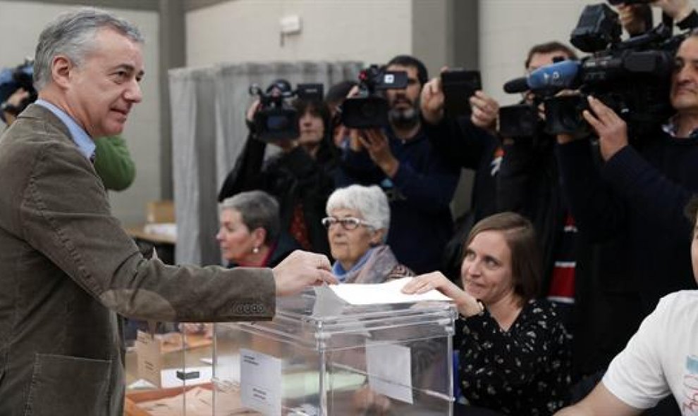 El lehendakari, Iñigo Urkullu, deposita su voto para las elecciones generales del 28 de abril, en un colegio de la localidad vizcaína de Durango. EFE/LUIS TEJIDO