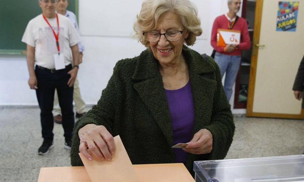 La alcaldesa de Madrid Manuela Carmena, vota en la mesa electoral en un colegio de la capital. EFE/Paco Campos