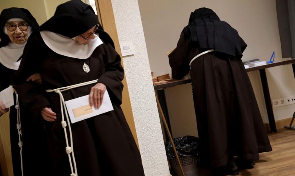 Unas monjas del convento de las clarisas ejercen su derecho al voto en las mesa electorales instaladas en el ayuntamiento de Salamanca, este domingo, día de las Elecciones Generales del 28-A. EFE/J.M.GARCÍA.