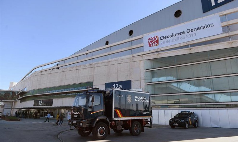 Agentes de la Policía Nacional permanecen en guardia en el Centro Nacional de Datos, ubicado en el Ifema, durante la jornada electoral del 28 A, en la que 36.893.976 españoles están llamados a las urnas. EFE/ Fernando Villar