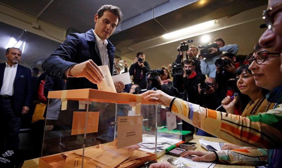 El líder de Ciudadanos, Albert Rivera, ejerce su derecho al voto este domingo en un colegio electoral de L'Hospitalet (Barcelona). EFE/Alberto Estévez