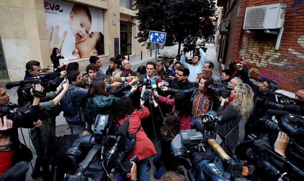 El líder de Ciudadanos, Albert Rivera, se dirige a los medios tras ejercer su derecho al voto este domingo en un colegio electoral de L'Hospitalet (Barcelona). EFE/Alberto Estévez