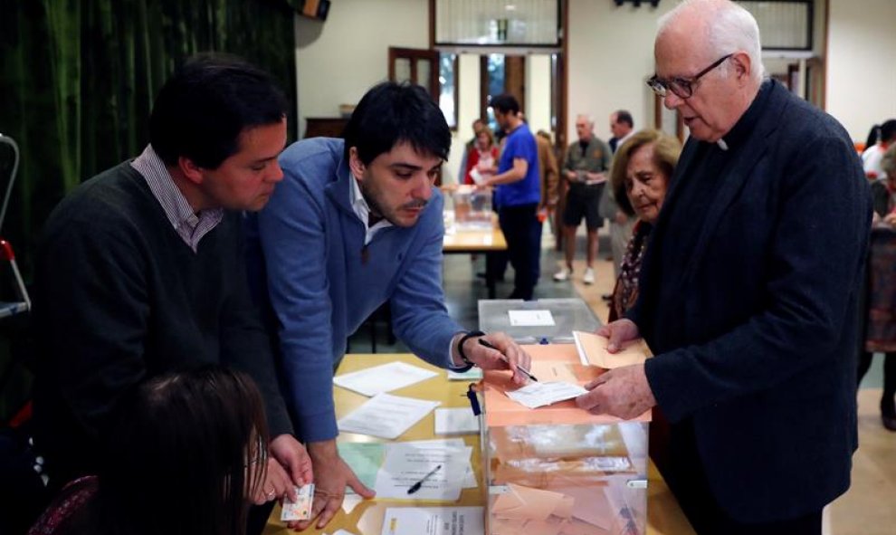 Un religioso ejerce su derecho al voto este domingo en una mesa del colegio electoral del Colegio Nuestra Señora del Pilar de Madrid. EFE/Zipi