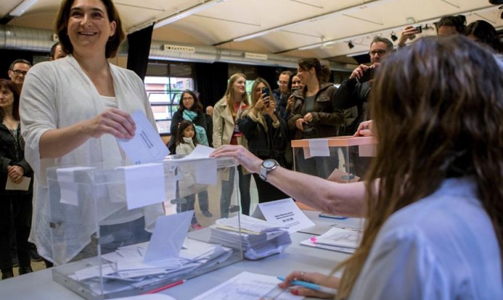 La alcaldesa de Barcelona, Ada Colau, ejerce su derecho al voto en el Centro Cívico de La Sedeta.