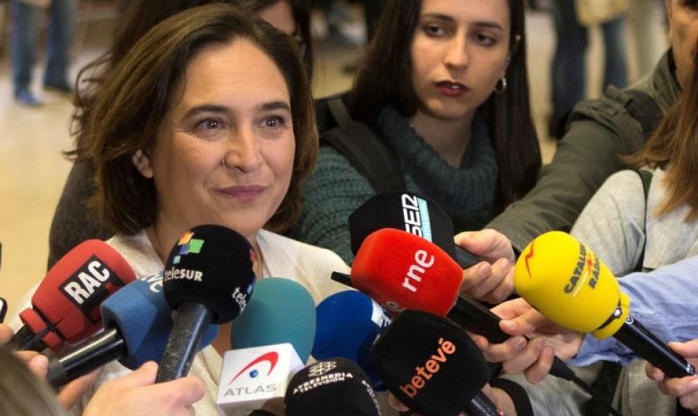 La alcaldesa de Barcelona, Ada Colau, ejerce su derecho al voto en el Centro Cívico de La Sedeta. EFE/Quique Garcia