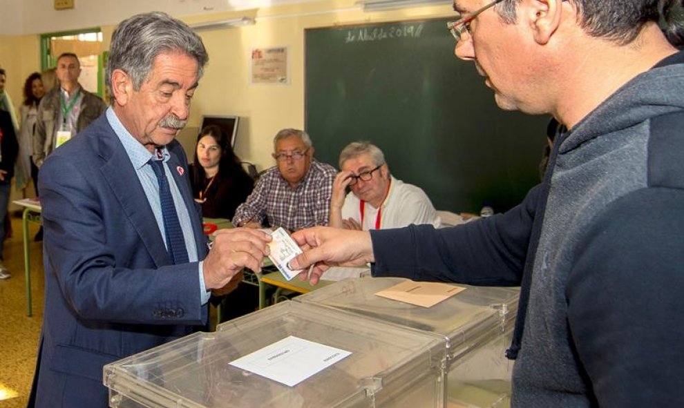 El presidente de Cantabria y secretario general del PRC, Miguel Ángel Revilla, vota este domingo en el colegio Fernando de los Ríos de Astillero (Cantabria). EFE/ Román G.aguilera