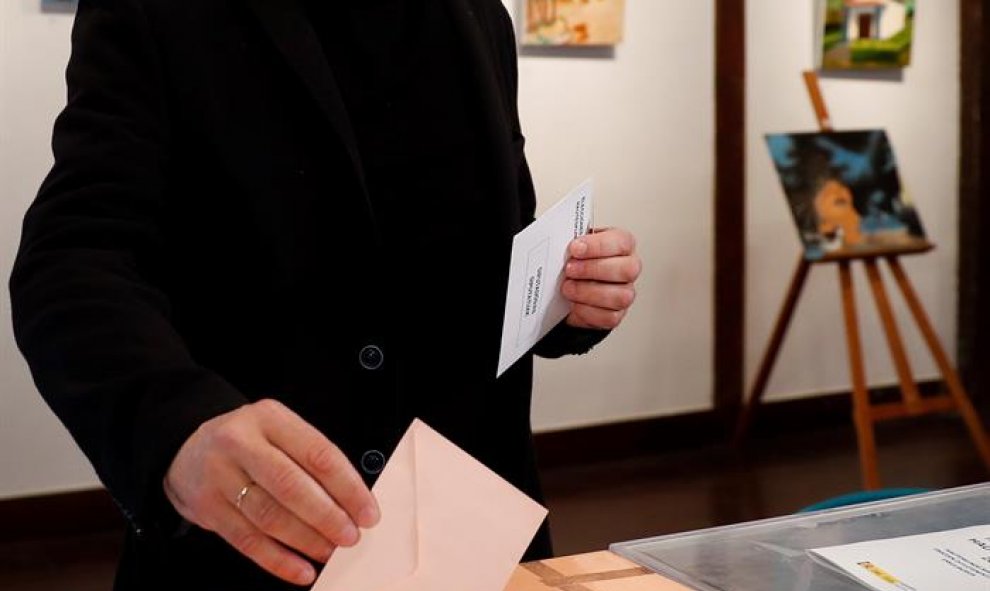 El secretario general de EH Bildu, Arnaldo Otegi,ejerce su derecho al voto en la Casa de Cultura de Elgoibar (Gipuzkoa). EFE/Javier Etxezarreta