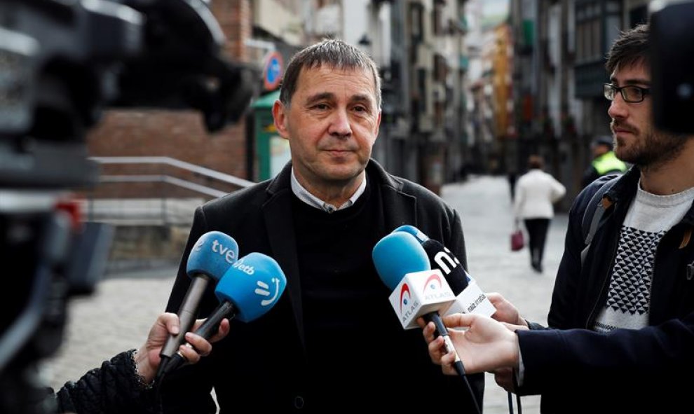 El secretario general de EH Bildu, Arnaldo Otegi,ejerce su derecho al voto en la Casa de Cultura de Elgoibar (Gipuzkoa). EFE/Javier Etxezarreta