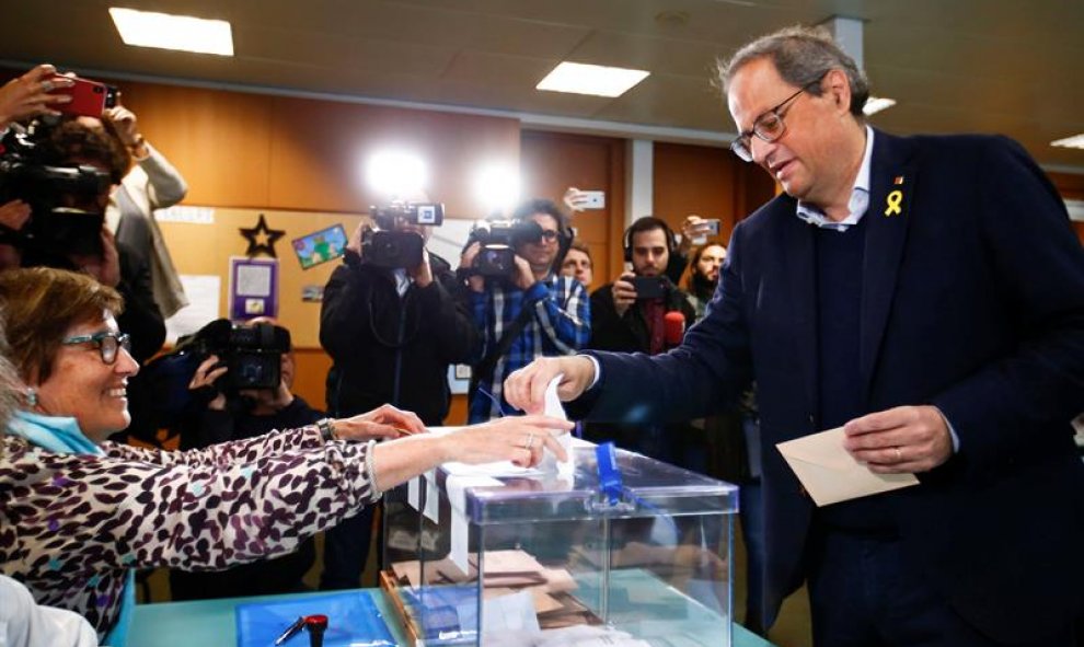 El president de la Generalitat, Quim Torra, en el momento de depositar su voto en un colegio de Barcelona. EFE/ Enric Fontcuberta.