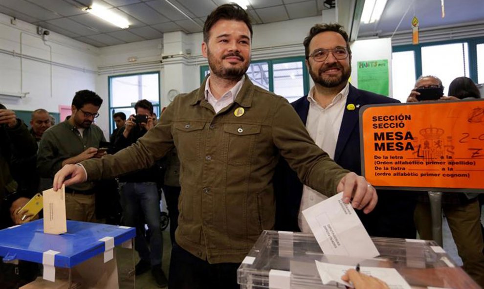 El candidato de ERC al Congreso Gabriel Rufián ejerce su derecho a voto en la escuela Ribatallada de Sabadell (Barcelona) | EFE/ Susanna Sáez