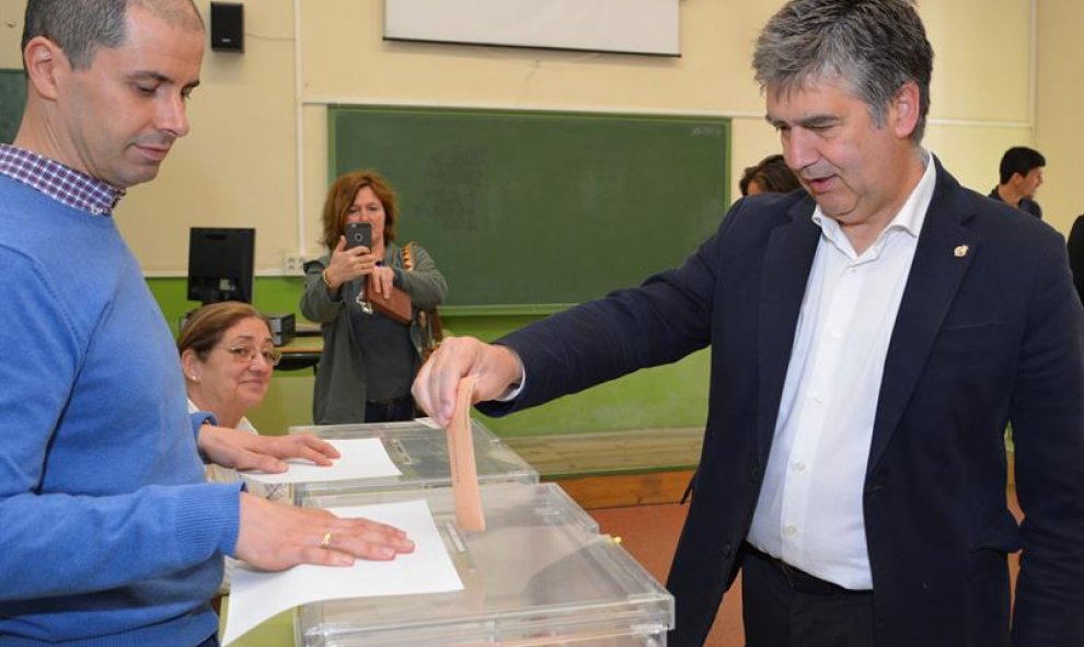 El exportavoz del PP en el Senado Ignacio Cosidó ha acudido a votar a primera hora de esta mañana al Instituto Jorge Manrique de Palencia, junto a su mujer y la mayor de sus tres hijos, que votaba por primera vez. EFE