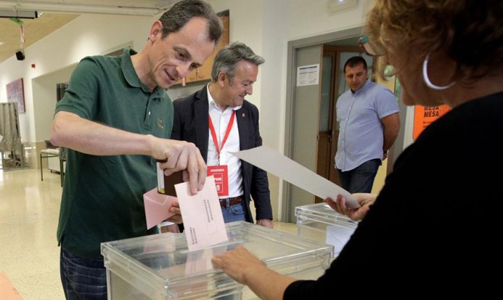 El ministro de Ciencia, Innovación y Universidades, Pedro Duque, ejerce su derecho al voto en Xabia (Alicante).- EFE/ Natxo Francés