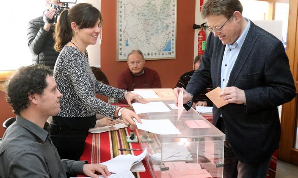 Fotografía cedida por la Generalitat Valenciana del president, Ximo Puig, mientras su derecho al voto para las elecciones generales y autonómicas del 28-A en un colegio electoral de Morella (Castellón)