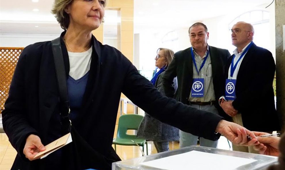 La exministra Isabel García Tejerina, cabeza de lista al Congreso de los Diputados por Valladolid, vota para las elecciones generales del 28-A en el Colegio Nuestra Señora de Lourdes en esta capital.