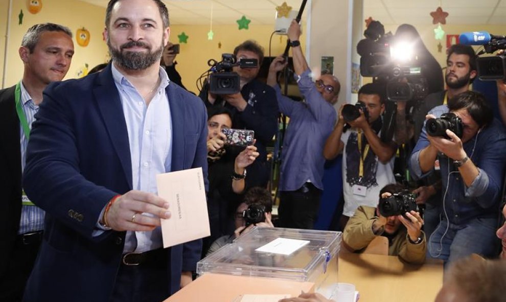 El presidente de VOX y candidato a la presidencia del Gobierno, Santiago Abascal, votando en el Colegio Público Pinar del Rey, EFE/Javier Lizón.