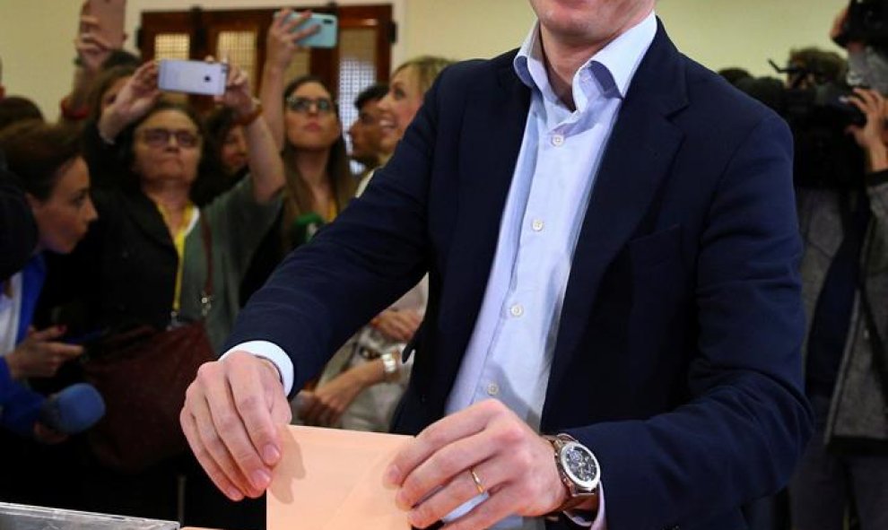 El candidato del PP a la presidencia del Gobierno, Pablo Casado, ejerce su derecho al voto para las elecciones generales del 28-A en el colegio Nuestra Señora del Pilar de Madrid.