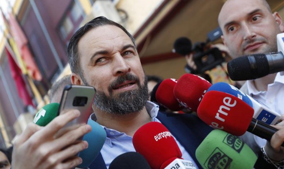 El presidente de VOX y candidato a la presidencia del Gobierno, Santiago Abascal,contesta a las preguntas de los periodistas tras votar en el Colegio Público Pinar del Rey. EFE/Javier Lizón.