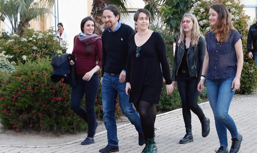 El candidato a la presidencia del Gobierno por Unidas Podemos, Pablo Iglesias, y la candidata al Congreso, Irene Montero, a su llegada al hotel Goya de Madrid para seguir al escrutinio de las elecciones. EFE/J.P. Gandúl.