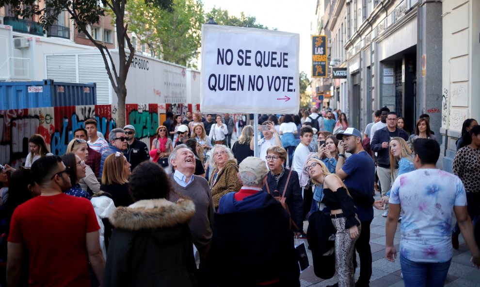 Un hombre sostiene una pancarta en el centro de Madrid. REUTERS/Jon Nazca