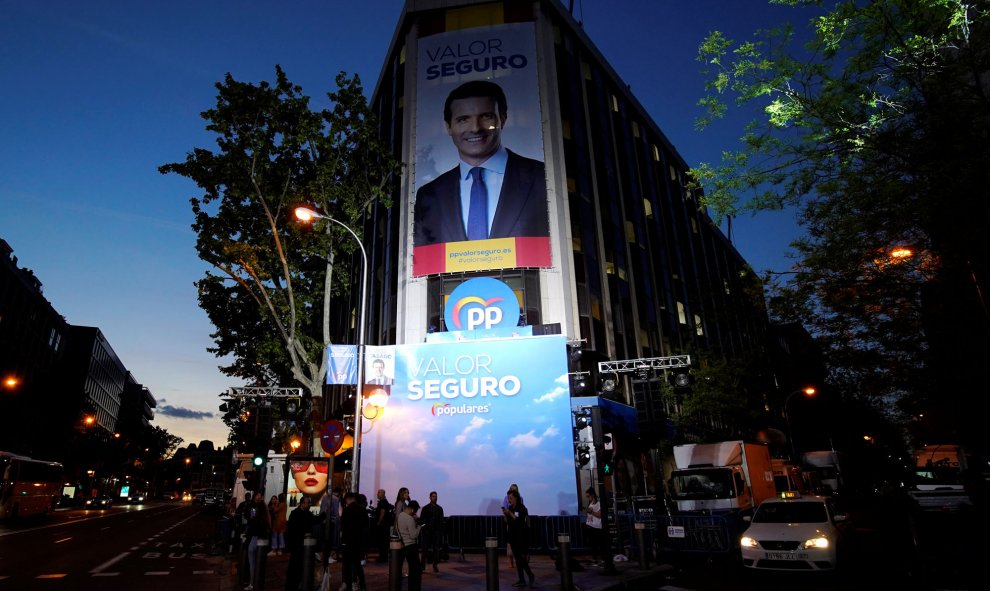 Los simpatizantes del PP esperan a Pablo Casado en la sede en Génova. REUTERS/Juan Medina