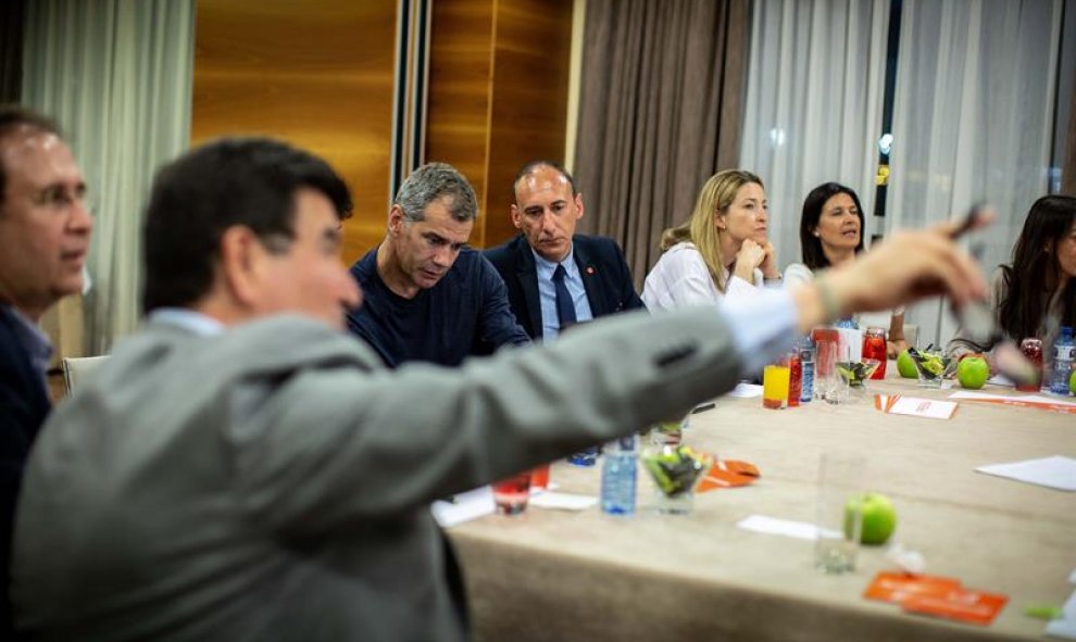 El candidato de Ciudadanos a la Generalitat, Toni Cantó (3i), sigue el escrutinio de las elecciones autonómicas y generales desde el Hotel Sorolla de València. EFE/Biel Aliño