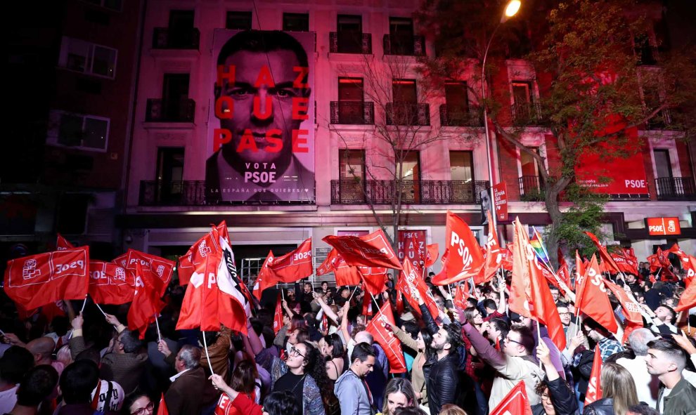 La sede del PSOE, abarrotada de gente. REUTERS/Sergio Perez