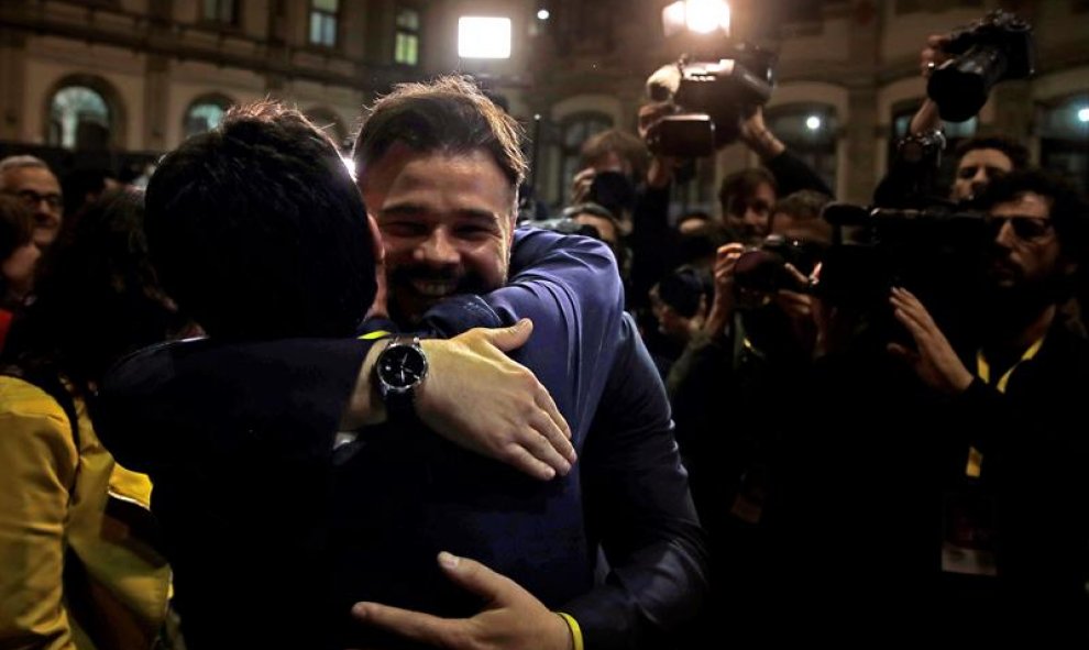 El candidato de ERC al Congreso Gabriel Rufián (d) recibe el abrazo de su compañero Joan Josep Nuet (i) al conocerse los primeros resultados parciales de la elecciones del 28A, esta noche en la sede del partido en Barcelona. EFE/Alberto Estévez