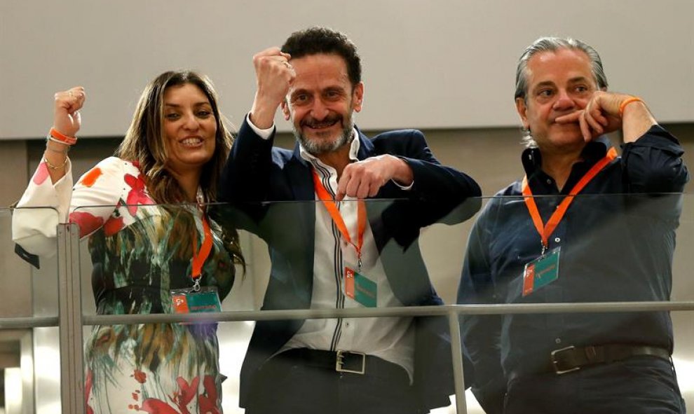 Los candidatos al Congreso por Ciudadanos, Sara Jiménez, Edmundo Bal y De Quinto, celebran los resultados de la formación naranja en su sede de Madrid. EFE/Chema Moya.