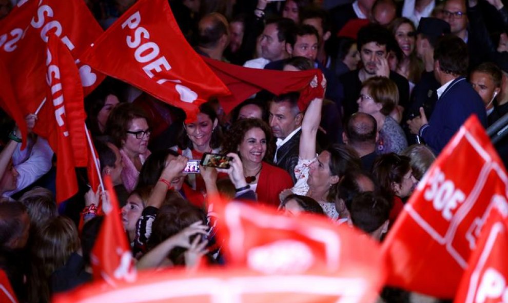 Las ministras María Jesús Montero (c), Teresa Ribera (d) y Reyes Maroto (2i), en el exterior de la sede del PSOE, donde se celebra los resultados electorales de este domingo. EFE/Javier Lopez