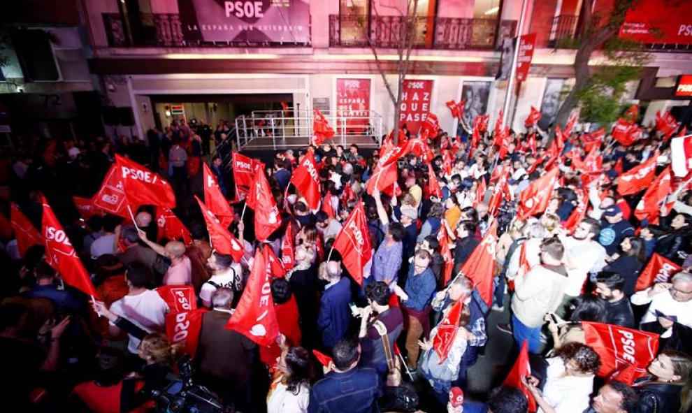 Vista del exterior de la sede del PSOE en Madrid, donde se celebran los resultados electorales de este domingo. Con el 90% escrutad, el PSOE gana las elecciones y podría gobernar sin los partidos nacionalistas. EFE/Javier López