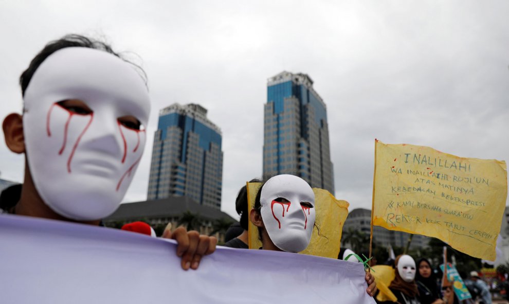 Manifestación de periodistas durante el Primero de Mayo en Yakarta (Indonesia). / WILLY KURNIAWAN (REUTERS)