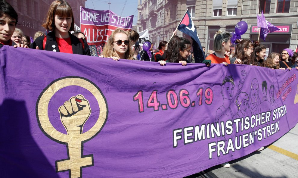 Manifestación feminista del Primero de Mayo en Zurich (Suiza). / ARND WIEGMANN (REUTERS)