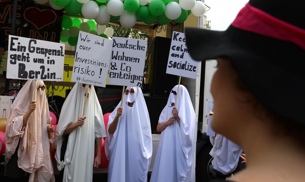 Manifestación izquierdista y satíritca durante el Primero de Mayo en Berlín (Alemania). / CHRISTIAN MANG (REUTERS)