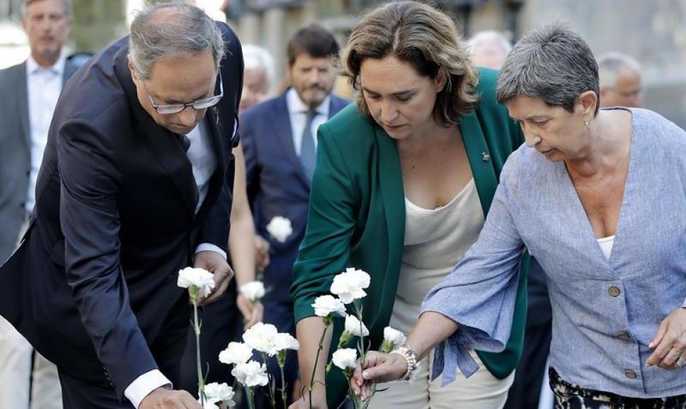 El president català, Quim Torra, l'alcaldessa de Barcelona, Ada Colau, i la delegada del Govern espanyol a Catalunya, Teresa Cunillera, durant l'acte homenatge a les víctimes dels atemptats del 17-A.