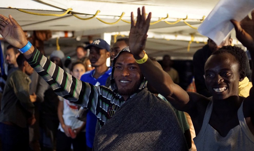 Algunos de los 83 migrantes que quedaban a bordo del barco de la ONG española Open Arms momentos antes de desembarcar anoche en la isla italiana de Lampedusa. EFE/Francisco Gentico