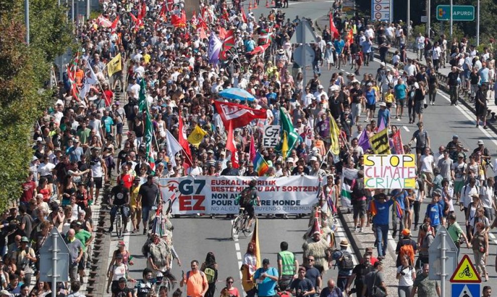 Los participantes en la "contracumbre" que se opone al G7 celebran una manifestación entre las localidades de Hendaia (Francia) e Irun (Gipuzkoa), para mostrar su rechazo a la cita que reúne en Biarritz (Francia) a los máximos mandatarios de los siete pa