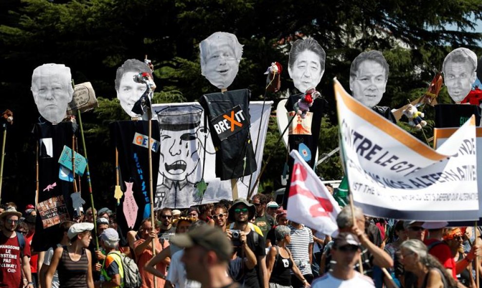 Vista de la manifestación autorizada de la Contracumbre del G7 que ha salido desde del puerto de Hendaya y terminará en Irún, en el lado español de la frontera, este sábado, día de la inauguración del Cumbre del G7 en Biarritz. EFE/Javier Etxezarrreta