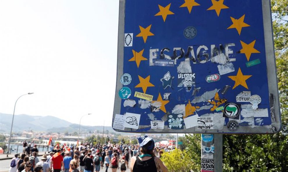 La manifestación ha salido desde del puerto de Hendaya y terminará en Irún, en el lado español de la frontera, este sábado, día de la inauguración del Cumbre del G7 en Biarritz. EFE/Javier Etxezarrreta