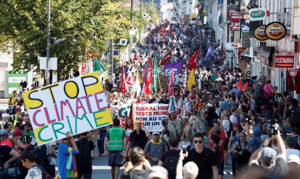 Varios miles de personas han partido de la localidad vasco francesa de Hendaya en manifestación, convocada por las plataformas Alternatives G7 y 'G7EZ!