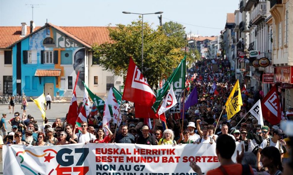 La marcha ha comenzado, entre aplausos de los asistentes, sobre las 11.15 horas con una pancarta con el lema: 'No al G7, construyendo otro mundo'