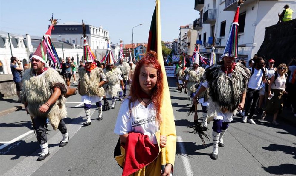 Una de las manifestantes. EFE/EPA/GUILLAUME HORCAJUELO